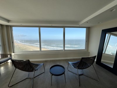 Apartamento en alquiler temporal de 2 dormitorios y servicio en playa brava