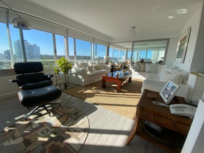 Venta apartamento de 3 dormitorios en Playa Brava, primera línea del mar