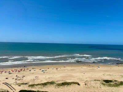 Apartamento en venta de 3 dormitorios en la brava, primera fila! 
