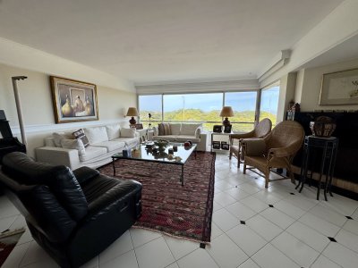 Alquiler de apartamento de 4 dormitorios en Playa Brava primera linea Aguas Azules