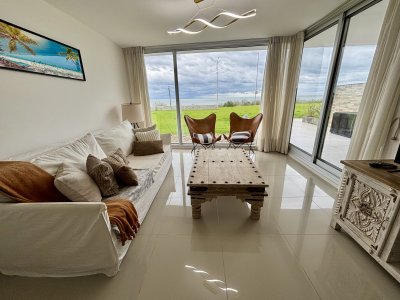 Apartamento en alquiler temporal 2 dormitorios en playa mansa, primera fila.