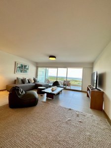 Apartamento en alquiler temporal de 2 dormitorios, en playa brava, frente al mar