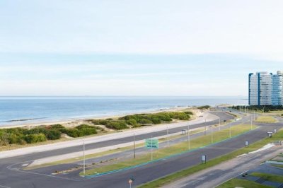 Apartamento en alquiler, de 3 dormitorios, en playa brava, frente al mar! 