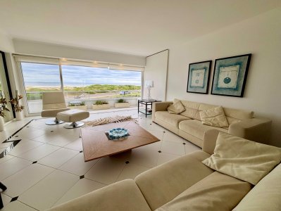 Venta apartamento de 4 dormitorios en Playa Brava, primera línea sobre el mar 