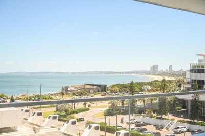 Apartamento en venta Playa Mansa Alexander Collection 3 suites y dependencia.