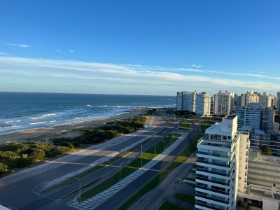 Apartamento en venta, de 3 dormitorios en Playa brava, primera fila!