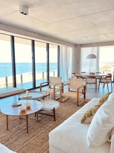 Apartamento en alquiler temporal, de 2 dormitorios en suite, en playa brava, edificio Surfside. 