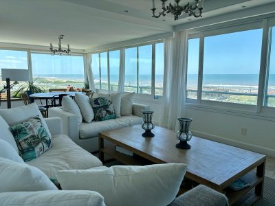 Apartamento en venta de 3 dormitorios en playa brava, frente al mar! 