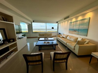 Apartamento en alquiler anual o temporal, de 3 dormitorios y servicio, en playa Brava! 