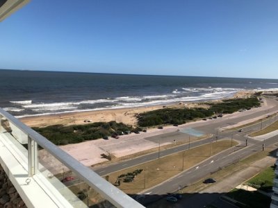 Apartamento en venta, de 2 dormitorios, en playa brava, frente al mar! 