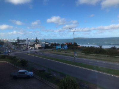 En VENTA Apartamento 1era fila al mar Mansa, 4 dormitorios, parilla.