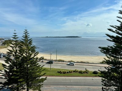 Apartamento en alquiler temporal de 3 dormitorios, en playa mansa, sobre el mar.