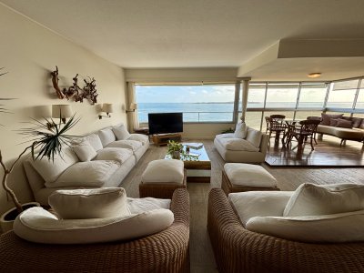Apartamento en venta de 3 dormitorios en suite, en Playa Mansa 