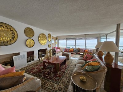Apartamento en venta, de 3 dormitorios, en playa brava primera linea
