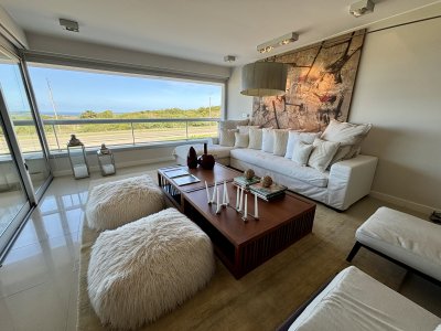 Apartamento en venta de 3 dormitorios en suite, en playa brava, primera linea!