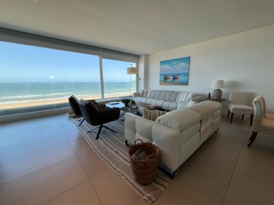 Apartamento en alquiler temporal de 3 dormitorios, en playa brava, primera fila
