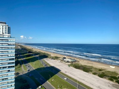 Apartamento en alquiler temporal, de 3 dormitorios en playa brava! 