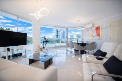 Venta apartamento de 3 dormitorios y servicio en Ocean Drive