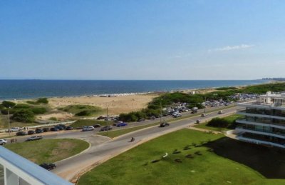 Venta apartamento de 4 dormitorios en Playa Brava, Penthouse con parrillero propio 