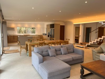 Casa en alquiler temporal de 4 dormitorios en La Barra