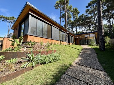 Casa en venta de 4 dormitorios, en barrio cerrado, Rincon del Indio 