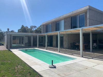 Casa de 4 dormitorios en alquiler temporal, en barrio privado La Residence