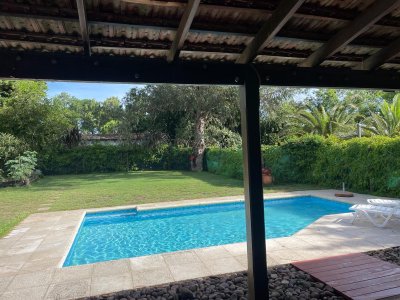 Casa en alquiler de temporada en barrio Lugano Punta del este 3 dormitorios con piscina