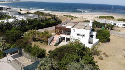 Alquiler temporal de casa de 4 dormitorios en Jose Ignacio, playa brava.