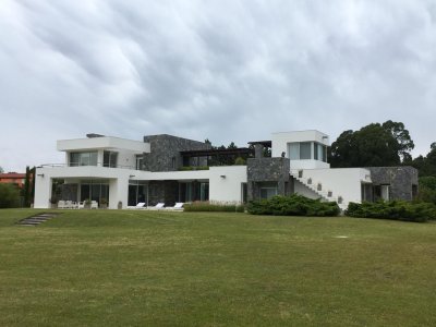 Espectacular casa en venta en Mangrullos de Punta Piedras! 