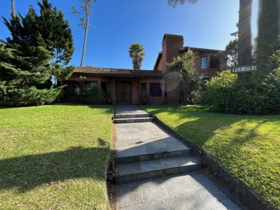 Casa en venta de 4 dormitorios, en zona Mansa, a 2 cuadras de la playa