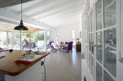Moderna casa en venta zona Rincon del Indio