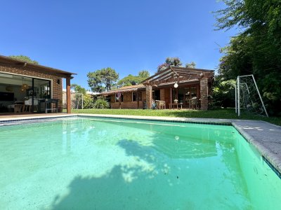 Casa en venta, de 3 dormitorios, en zona Cantegril 