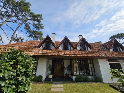 Gran casa en venta en zona comercial de Lugano San Rafael