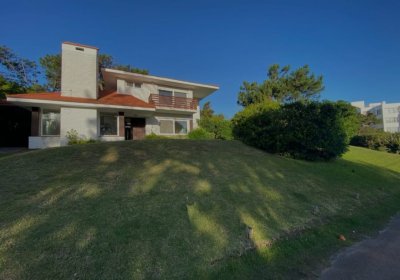 Casa en alquiler temporal de 4 dormitorios en playa brava 