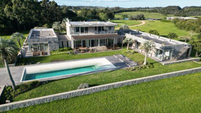 Exclusiva chacra en alquiler temporal, con casa de 6 dormitorios, en Jose Ignacio.