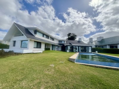 Casa en alquiler temporal, de 5 dormitorios en suite, en playa brava, sobre el mar