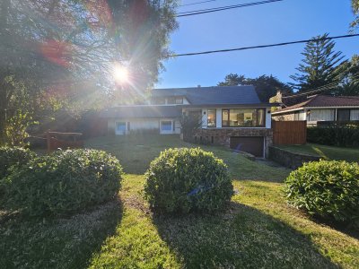 Espectacular casa en venta en Barrio Lugano Punta Del Este 4 dormitorios