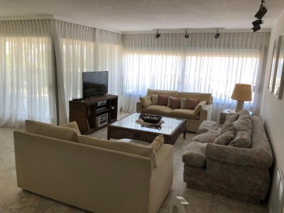 Apartamento de 3 dorm, 3 baños, servicio y parrillero.