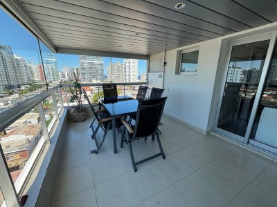 Apartamento 3 dormitorios con dependencia de servicio. Balcón con parrillero.