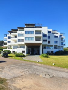 Apartamento en alquiler 3 dormitorios y Servicio en Playa Brava - Punta del Este con cochera