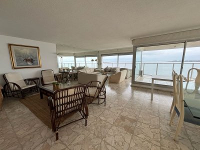 Apartamento 3 dormitorios + Servicio. Playa Mansa