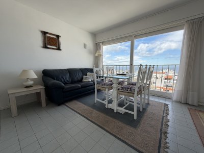 Apartamento de 2 dormitorios en Peninsula, a 1 cuadra del Puerto