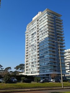 En Venta y alquiler anual con buena orientación apartamento de 1 dormitorio en Punta del Este