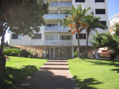 Apartamento 2 Dormitorios, Playa Mansa, Frente al Mar!