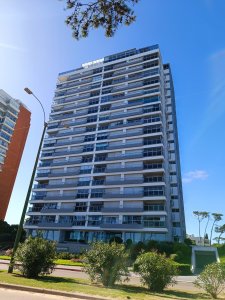 Apartamento 3 Dormitorios, Playa Mansa, Primera línea