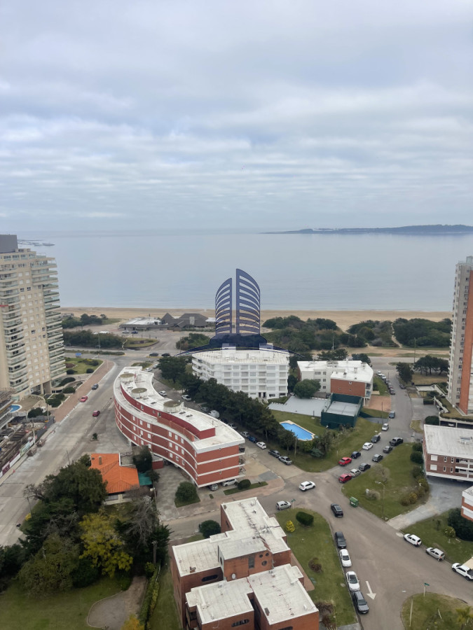APARTAMENTO EN VENTA en Punta del Este, playa mansa, 3 dormitorios + dependencia,