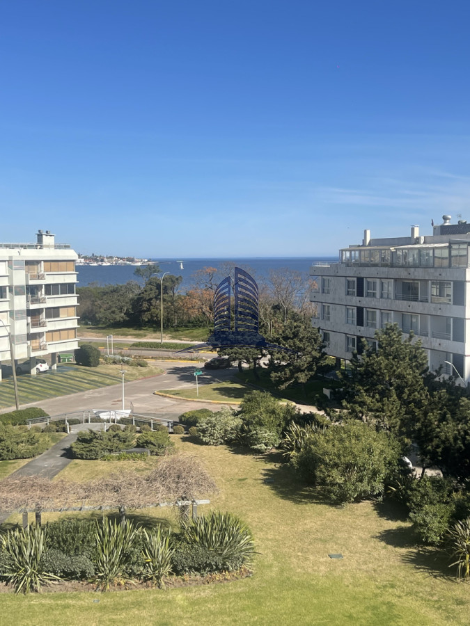 Vista principal · Apartamento en venta Playa Mansa  3 dormitorios