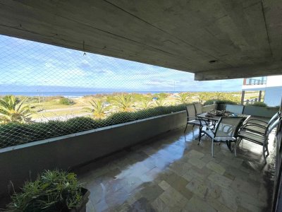 Apartamento en VENTA- 4 dormitorios + dependencia. Punta del Este 