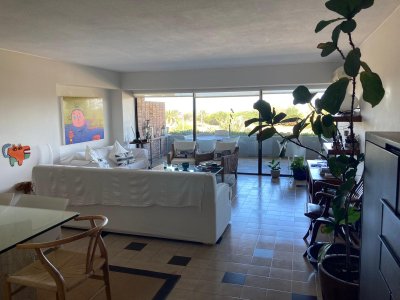 Apartamento en VENTA- SEASIDE- 2 dormitorios y medio mas dependencia PUNTA DEL ESTE 