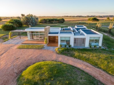 CASA EN VENTA - Pueblo Mio, 4 dormitorios, Manantiales 